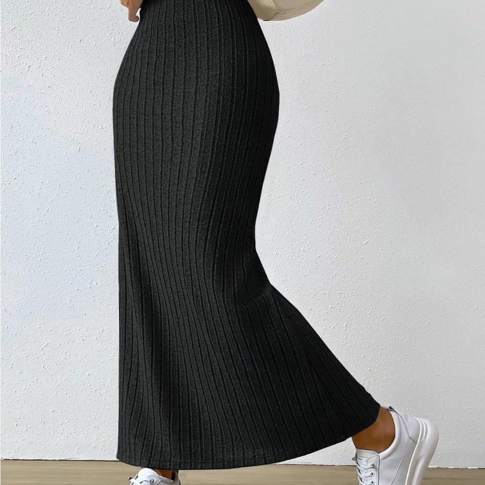 Elegant Black Ribbed Maxi Skirt